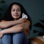 Zapłakana kobieta po rozstaniu