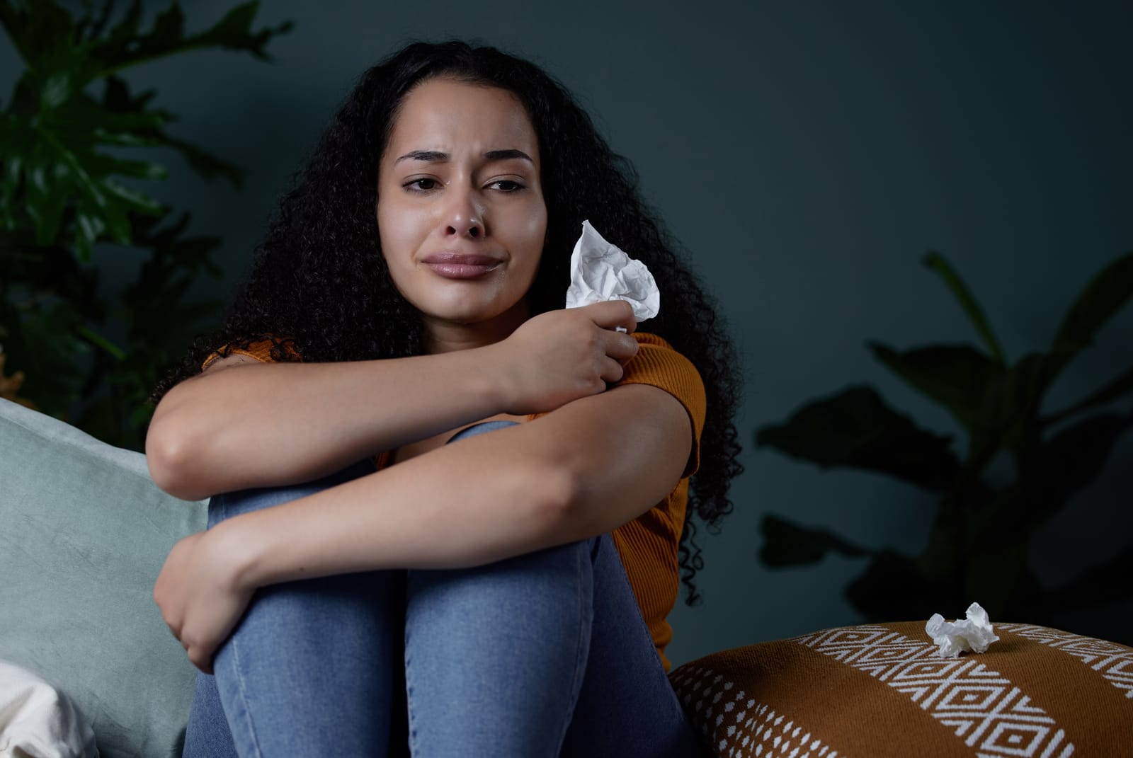 Zapłakana kobieta po rozstaniu